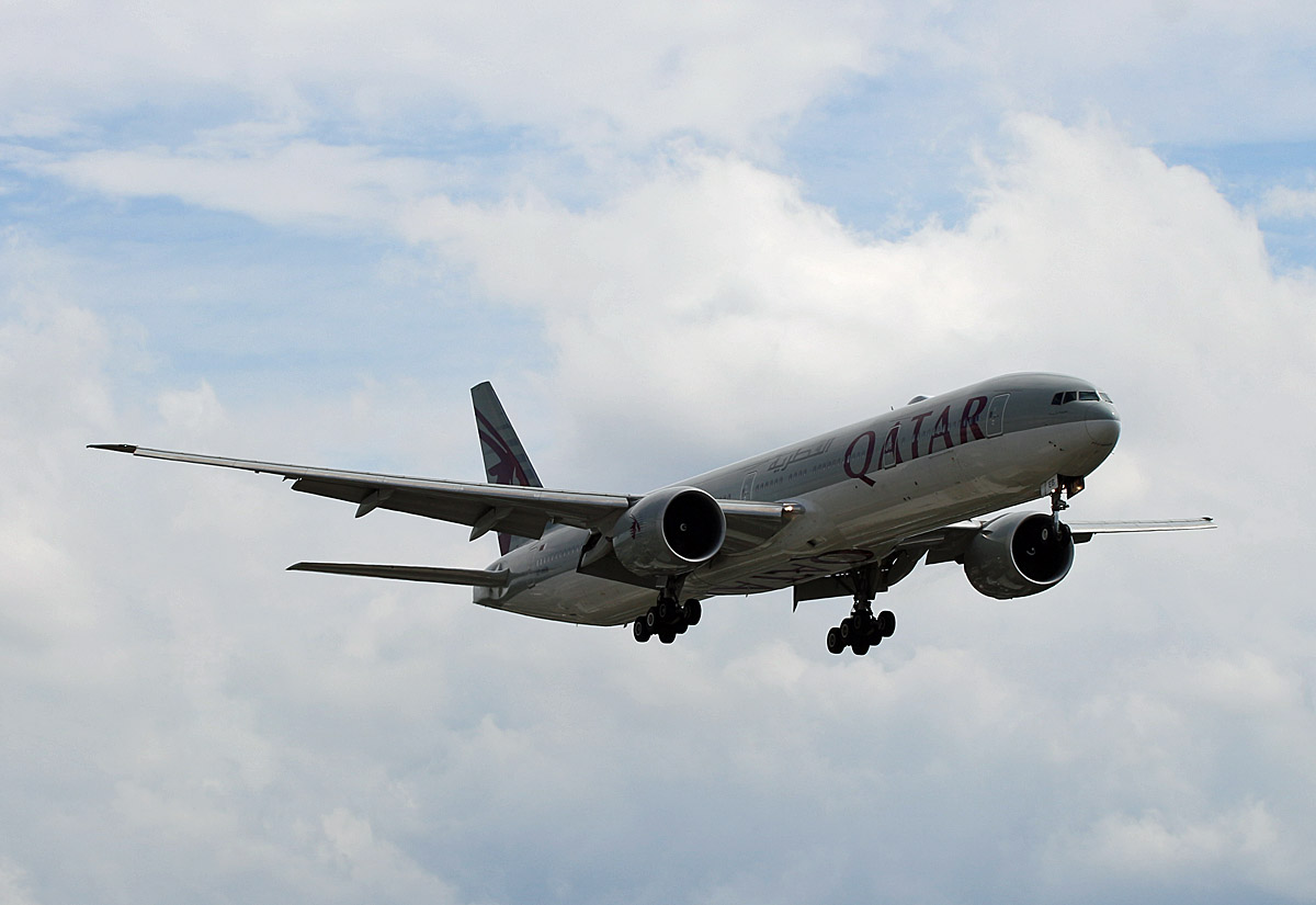 Qatar Airways, Boeing B 777-3DZ(ER), A7-BEB, TXL, 10.08.2019
