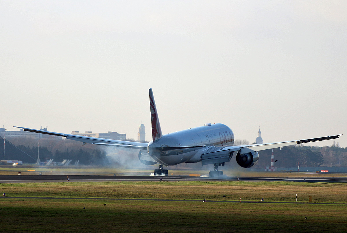 Qatar Airways, Boeing B 777-3DZ(ER), A7-BAZ, TXL, 30.11.2019