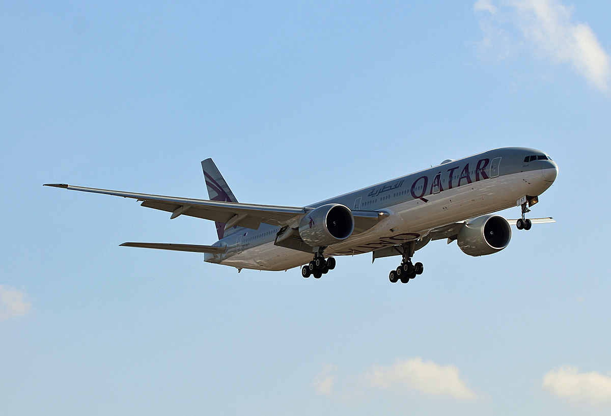 Qatar Airways, Boeing B 777-3DZ(ER), A7-BAT, TXL, 05.03.2020