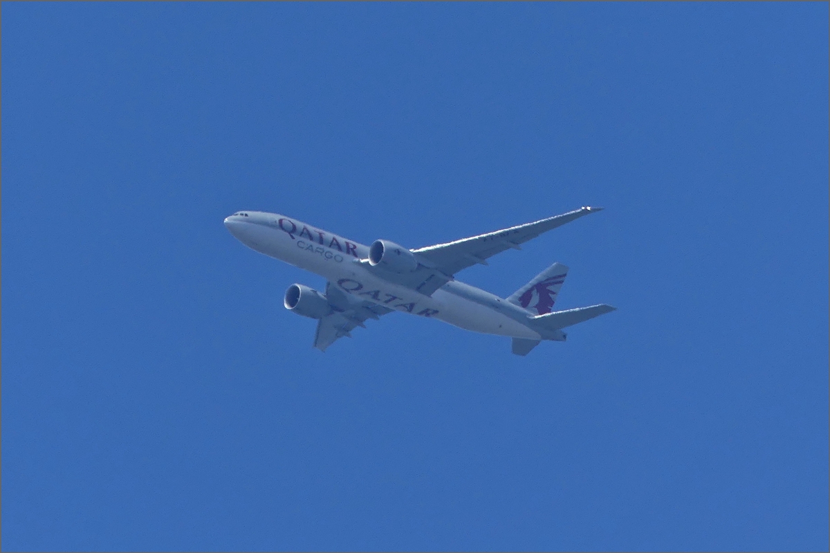 Qatar Airways - Cargo, A7-BFA, Boeing B777,ist vor kurzem vom Flughafen in Luxemburg gestartet und Wurde nahe dem 3 Ländereck: Luxemburg - Belgien -Frankreich von Jeanny aufgenommen.  12.07.2020