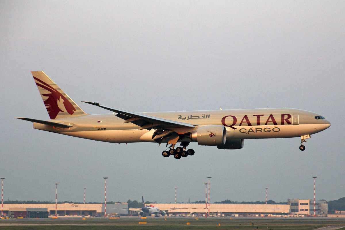 Qatar Airways Cargo, A7-BFM, Boeing 777-2FDZ, msn: 62770/1520, 15.Oktober 2018, MXP Milano-Malpensa, Italy.