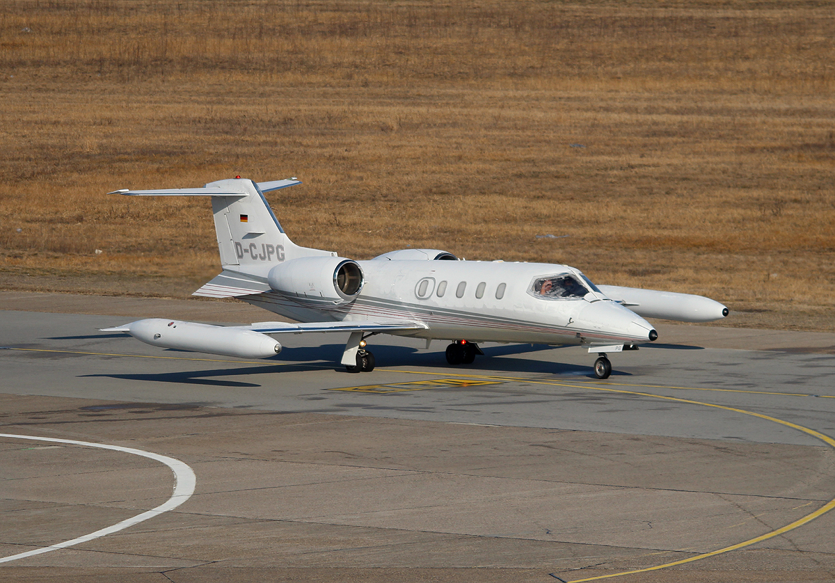 Quick Jet Air Charter Learjet 35A D-CPJG auf dem Weg zum Start in Berlin-Tegel am 07.04.2013