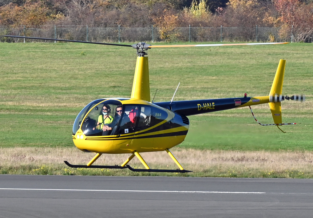 R 44 Raven, D-HALE der Fa. AirLloyd hovert in EDKB - 18.11.2020