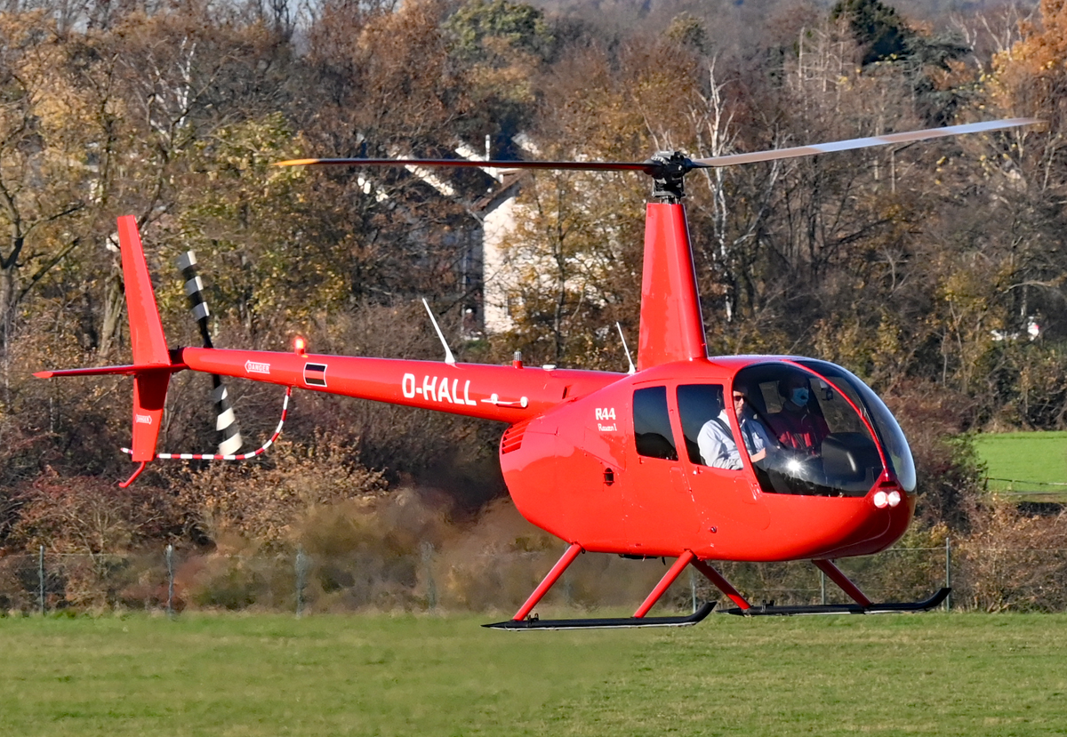 R 44 Raven I, D-HALL, Fa. Air Lloyd bei Hoverübungen am Flugplatz Bonn-Hangelar - 18.11.2020