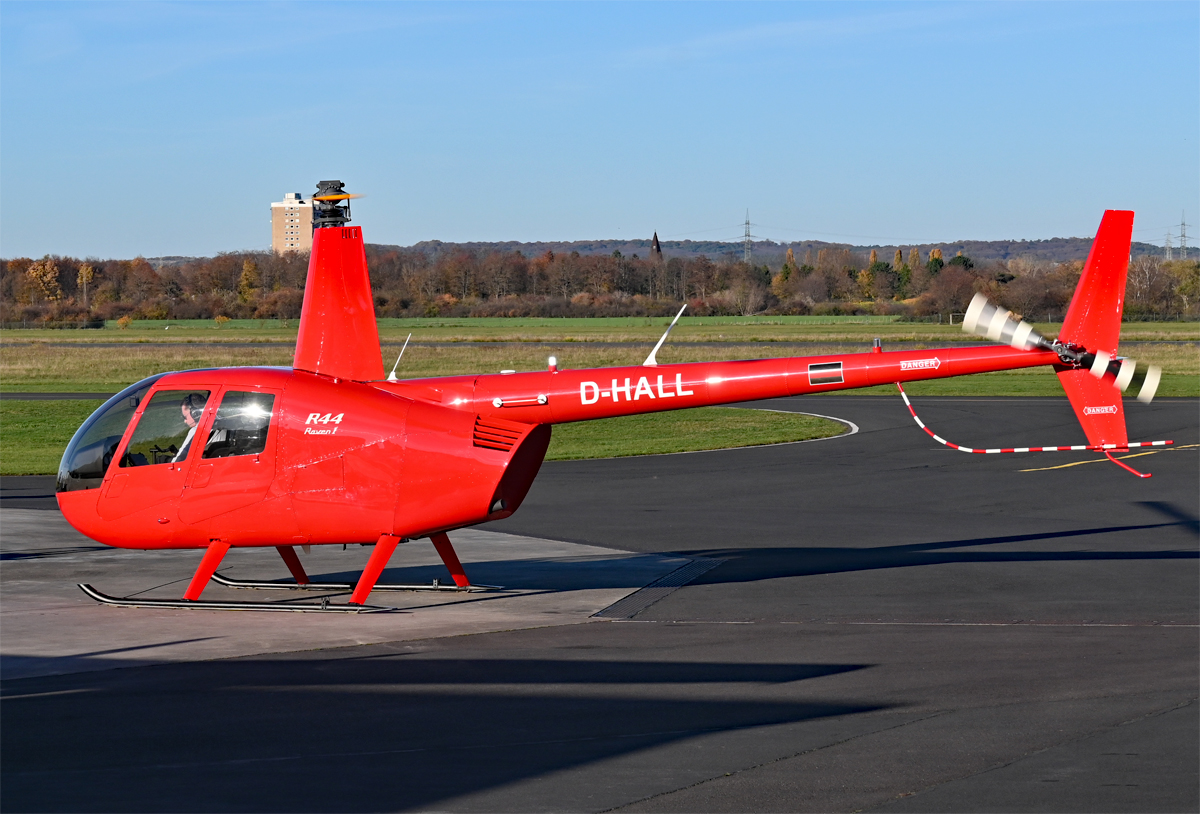 R 44 Raven I, D-HALL an der Tankstelle in Bonn-Hangelar - 18.11.2020