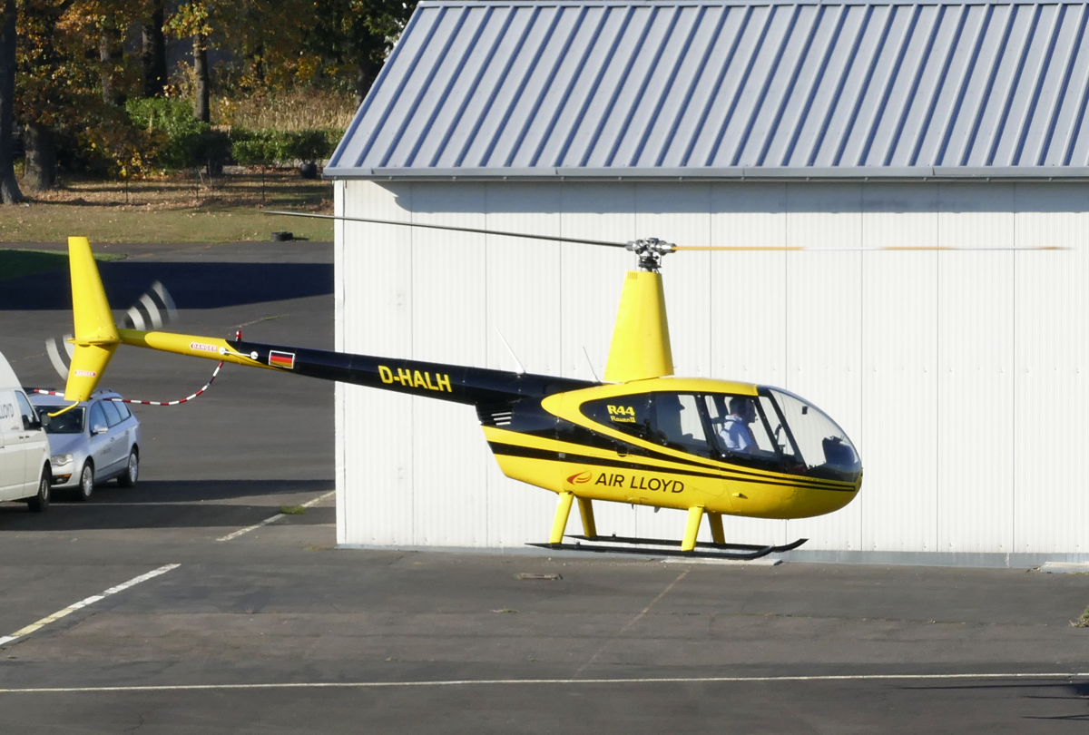 R 44 Raven II der Fa. Air Lloyd, D-HALH, hovert zum Startpunkt - 17.11.2018
