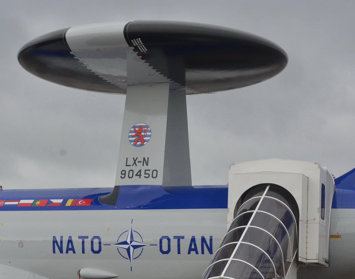 Radarteller der AWACS  LX-N 90450,  vom E-3A Verband, einer der beiden Einsatzverbände der NATO-Frühwarnflotte  steht auf  der Nato  Air Base  in Geilenkirchen.  Am 01.07.2017 .