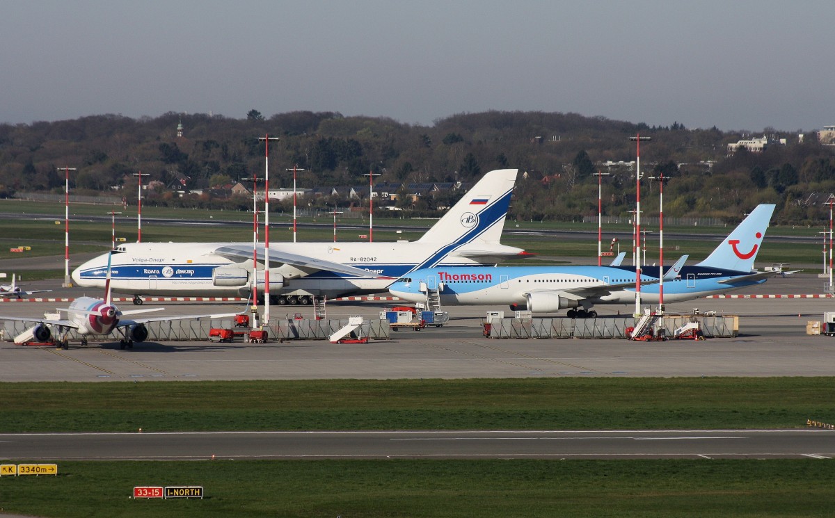 Rechts:Thomson Airlines,G-OBYE,(c/n 28979),Boeing 767-304(ER);Links:Volga-Dnepr Airlines,RA-82042),Antonov An-124-100,18.04.2015,HAM-EDDH,Hamburg,Germany