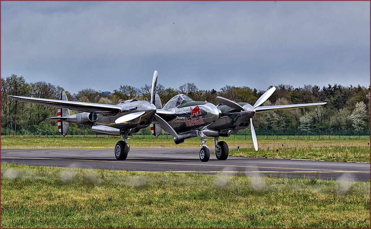Red Bull N25Y, Lockheed P-38 Lightning; Flying Bulls Trainings Camp auf Maribor Flughafen MBX. /7.4.2017