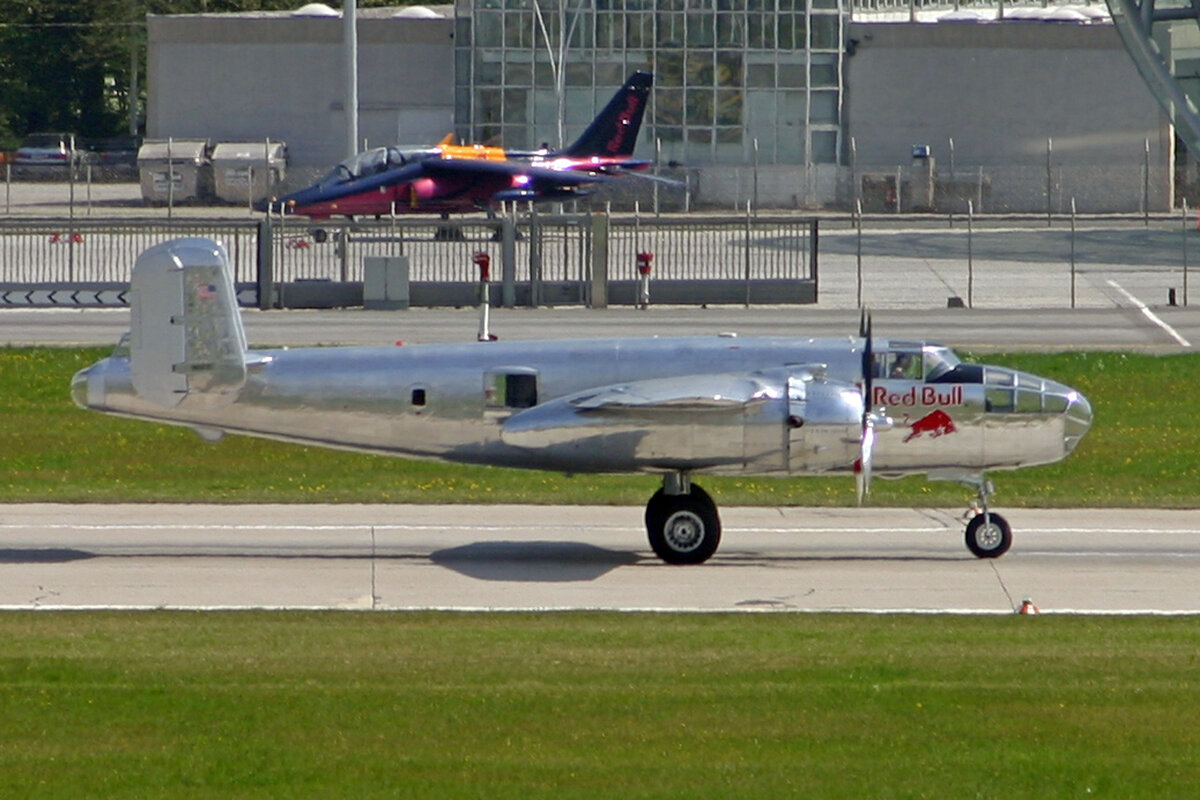 Red Bull, N6123C, North American B-25 Mitchell, msn: 44-86893A, 20.April 2007, SZG Salzburg, Austria.