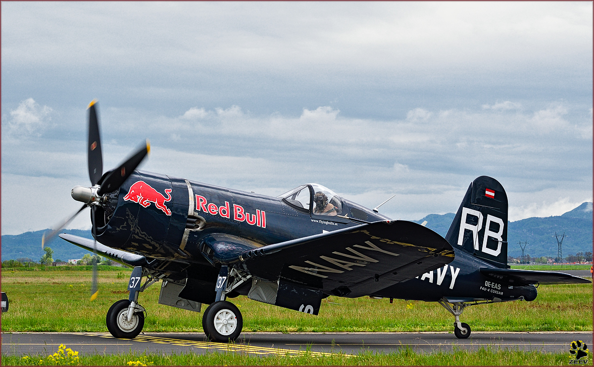 Red Bull OE-EAS, Vought F4U-4 Corsair; Flying Bulls Trainings Camp auf Maribor Flughafen MBX. /14.4.2016