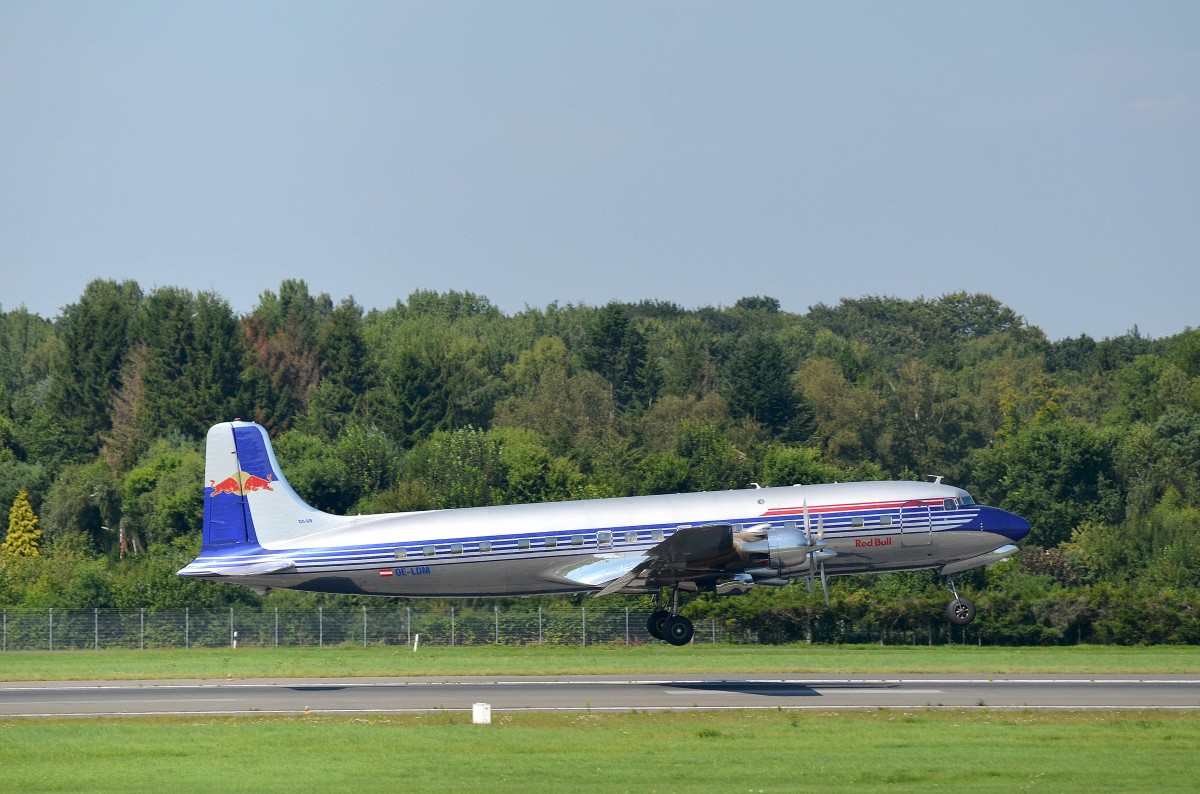 Red Bull(Flying Bulls) DC-6B OE-LDM beim Start auf den Hamburg Airport Days am 22.08.15