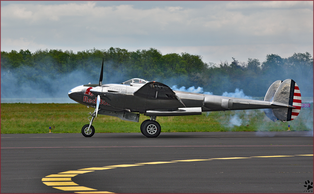 Red Bulls N25Y, Lockheed P-38 Lightning; Flying Bulls Trainings Camp in Maribor Flughafen MBX. /24.4.2015