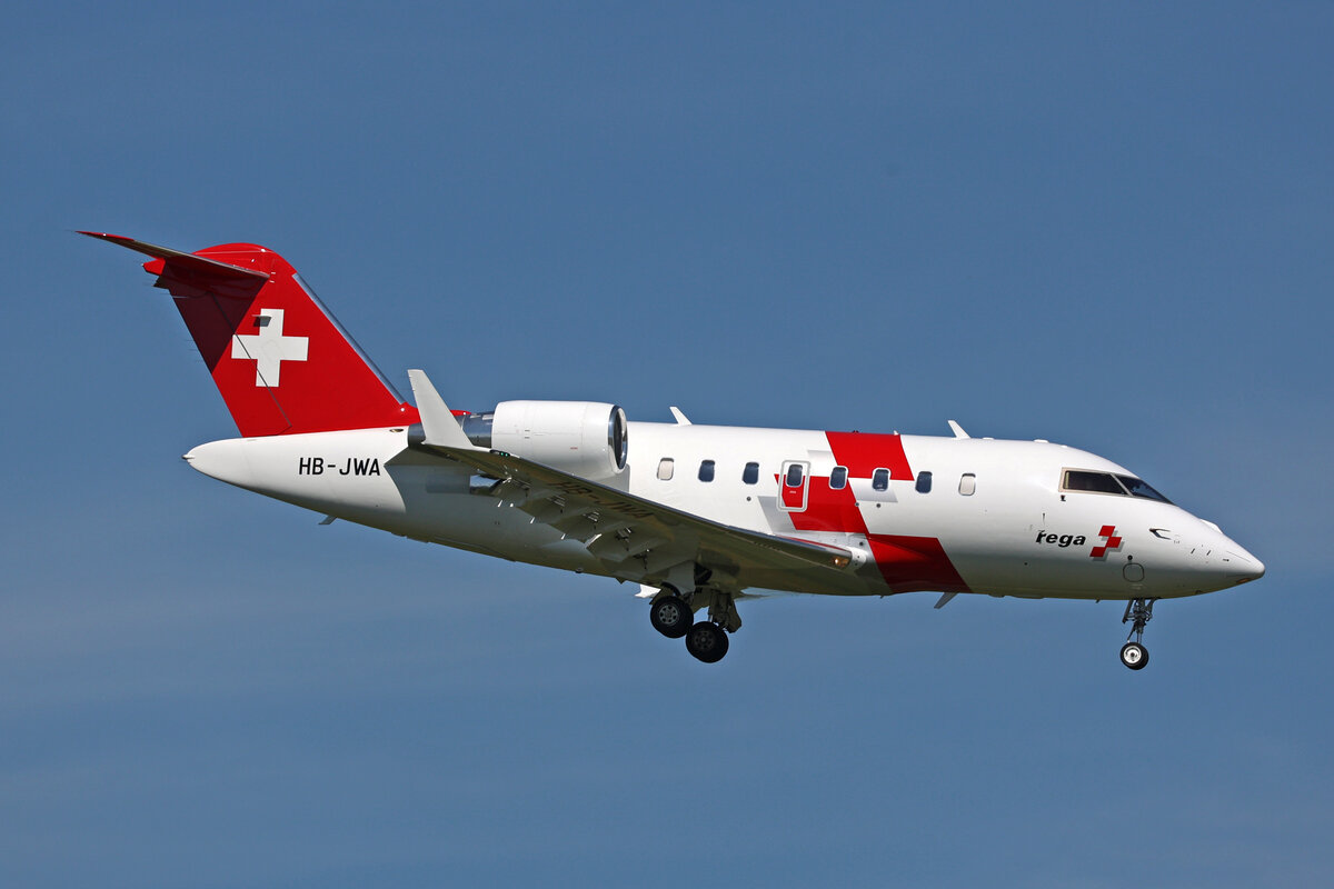 REGA Swiss Air Ambulance, HB-JWA, Bombardier Challenger 650, msn: 6092, 11.August 2023, ZRH Zürich, Switzerland.
