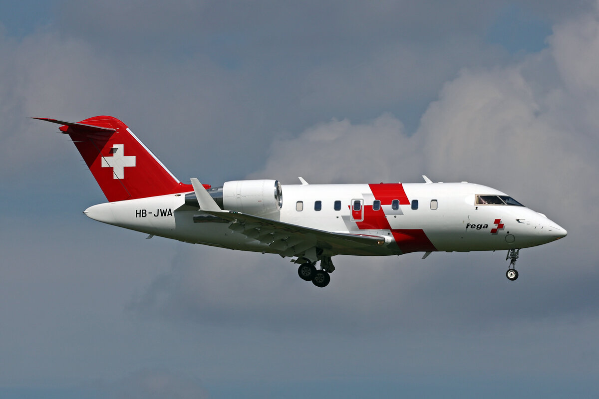 REGA Swiss Air Ambulance, HB-JWA, Bombardier Challenger 650, msn: 6092, 24.August 2025, ZRH Zürich, Switzerland.