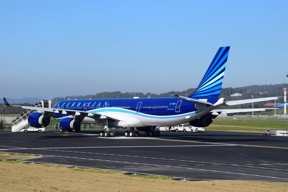 Regierungsmaschine A340-600 4K-AI08 aus Azerbaijan am 14.10.2017 auf einem der neuen Standplätze in Zone West auf dem Flughafen Zürich.