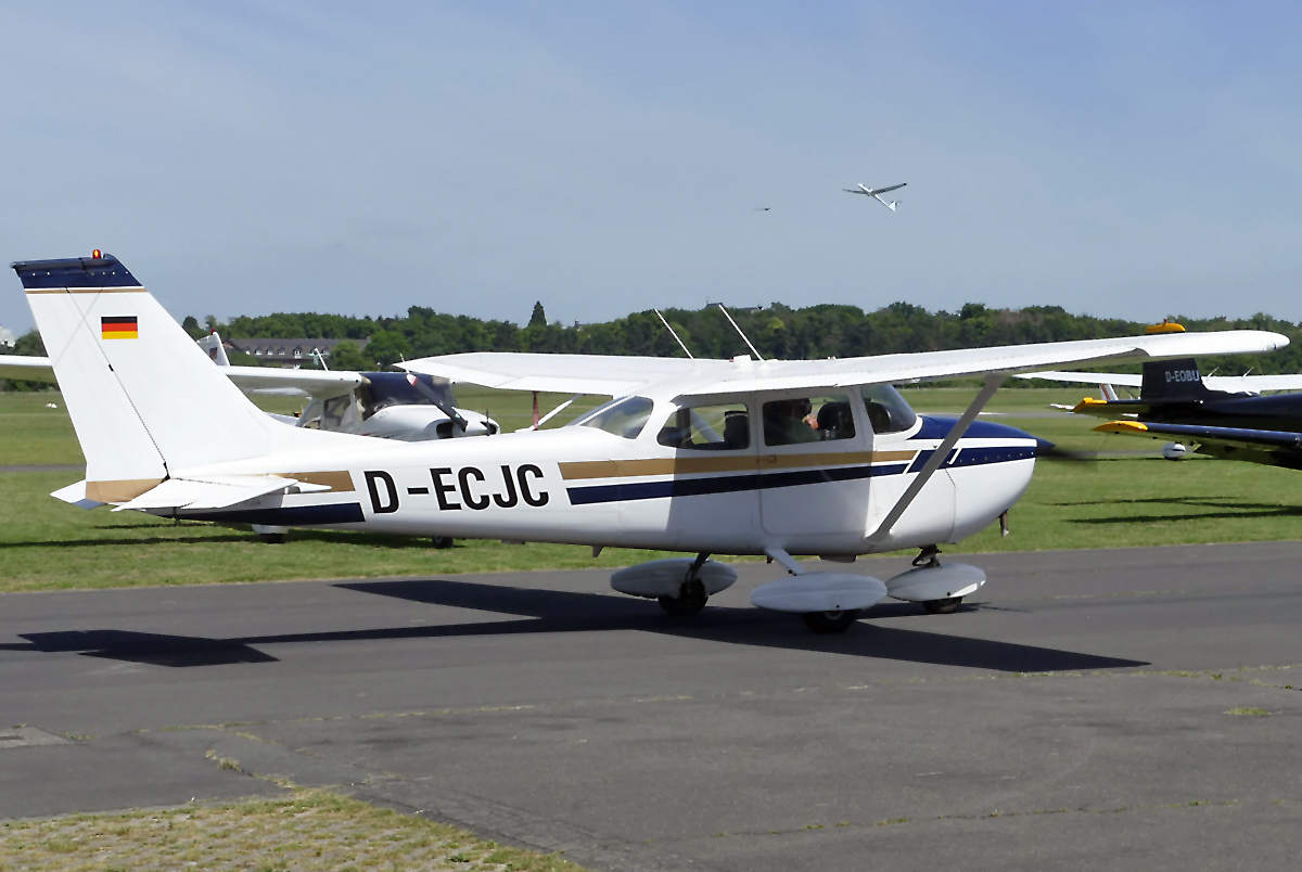 Reims-Cessna 172 H SkyHawk, D-ECJC, taxy in EDKB - 01.06.2019