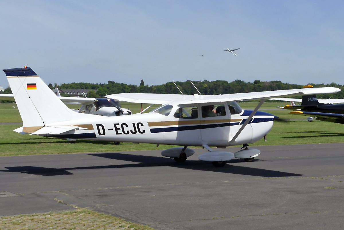 Reims-Cessna 172 H SkyHawk, D-ECJC, taxy in EDKB - 01.06.2019