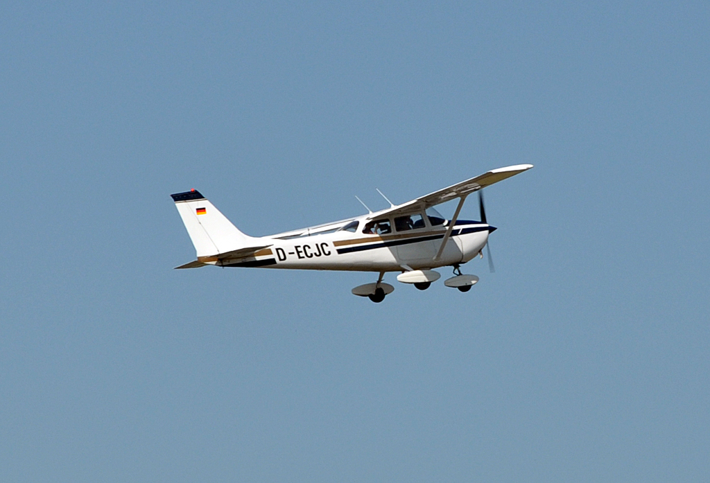 Reims Cessna F 172 H Skyhawk beim Start vom Flugplatz Bonn-Hangelar - 21.07.2013