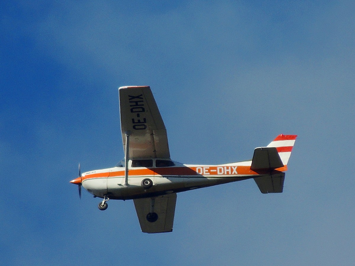 Reims-Cessna FR172K Hawk XP; OE-DHX; nutzt den sonnigen Winternachmittag für einen Rundflug über Neuhofen/Innkreis; 140223