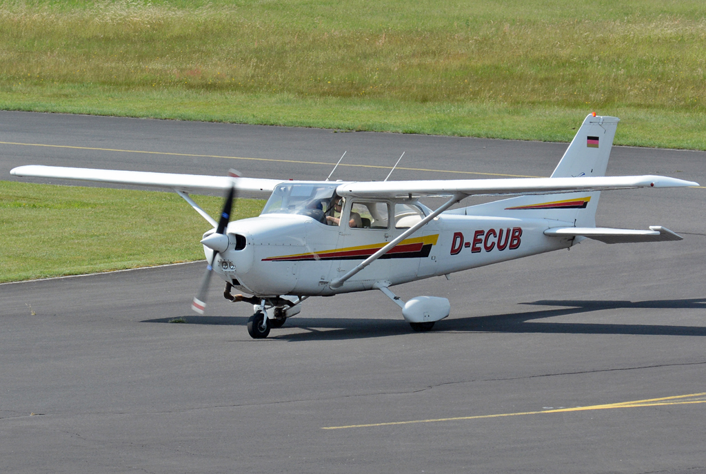 Reims F 172 N SkyHawk, D-ECUB, taxy in EDKB - 09.06.2016