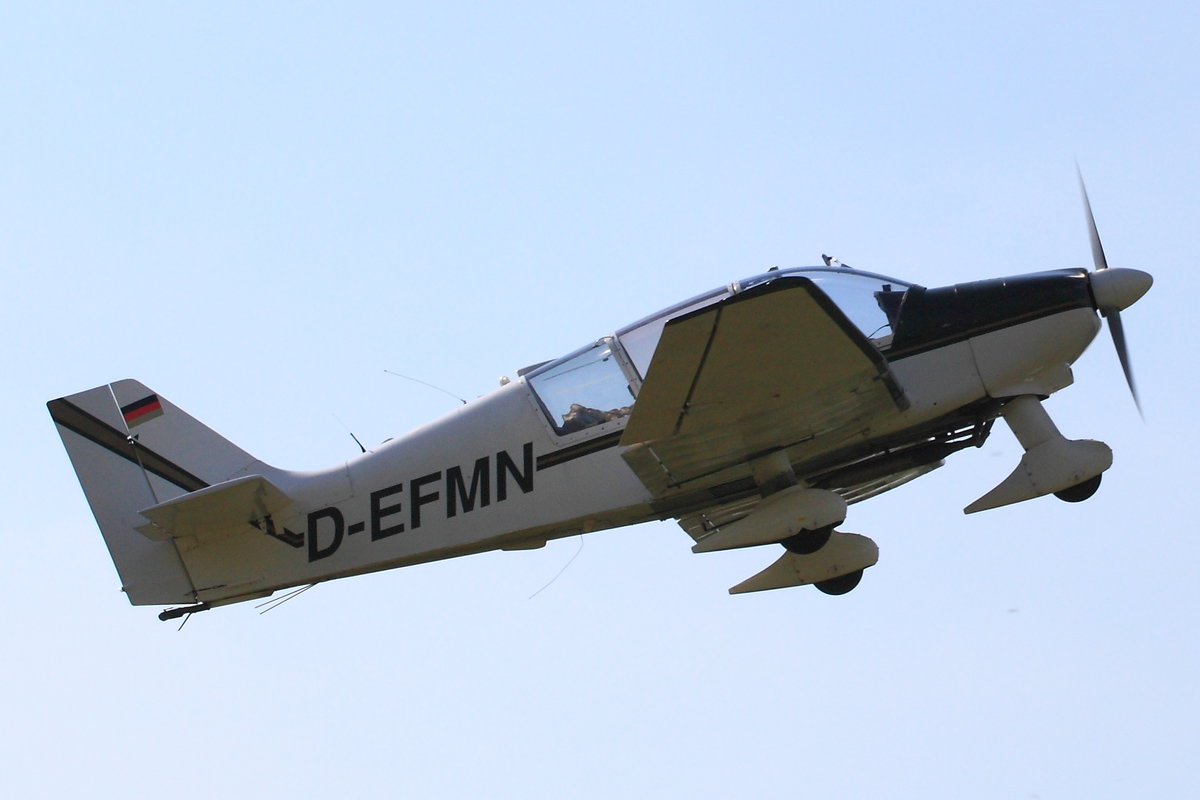 Robin DR.400-180R Remorqueur, D-EFMN, im Abflug aus Ailertchen (EDGA) am 19.05.2018. 