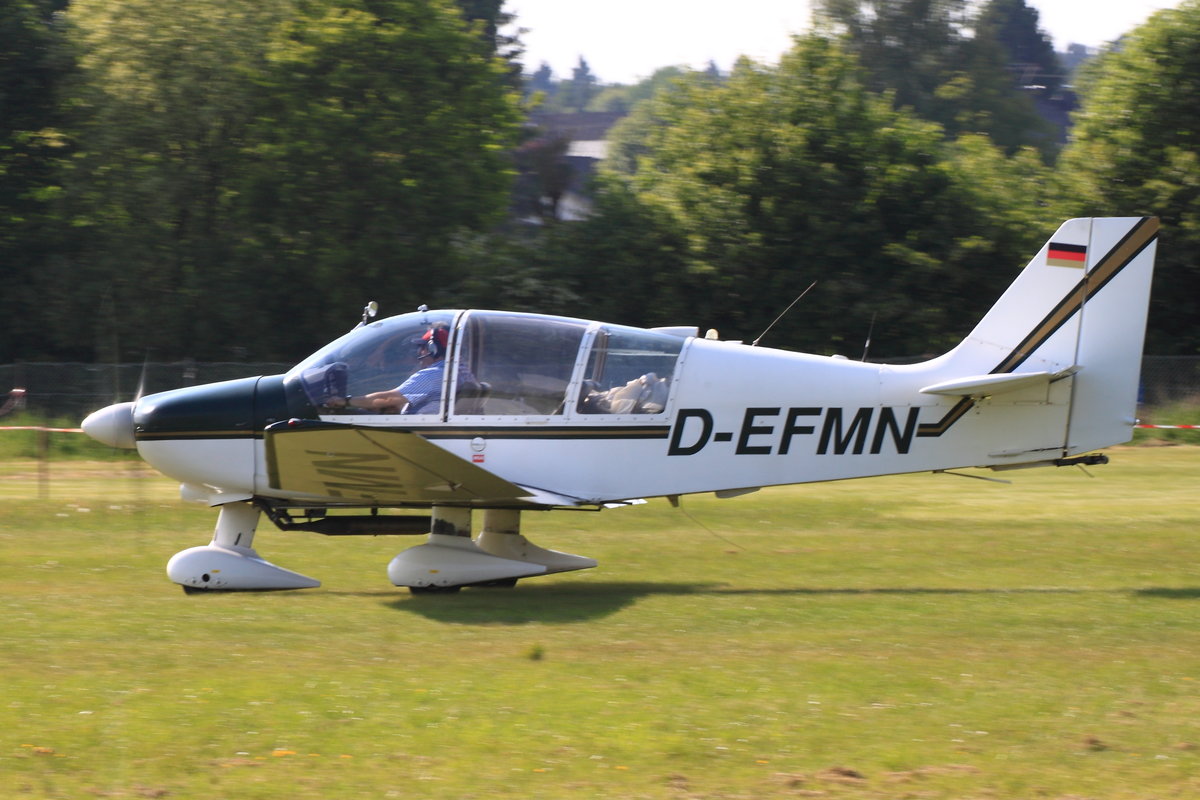 Robin DR.400-180R Remorqueur, D-EFMN, vom Luftsportverein Neuwied. Rollt zum Rückflug am Tag der offenen Tür in Ailertchen (EDGA) am 19.05.2018. 