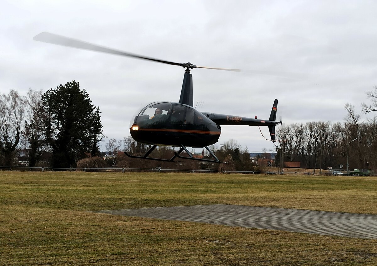 Robinson R 44, D-HSBR bei der Landung in Moosburg auf der Kippe (EDPI) am 28.1.2024