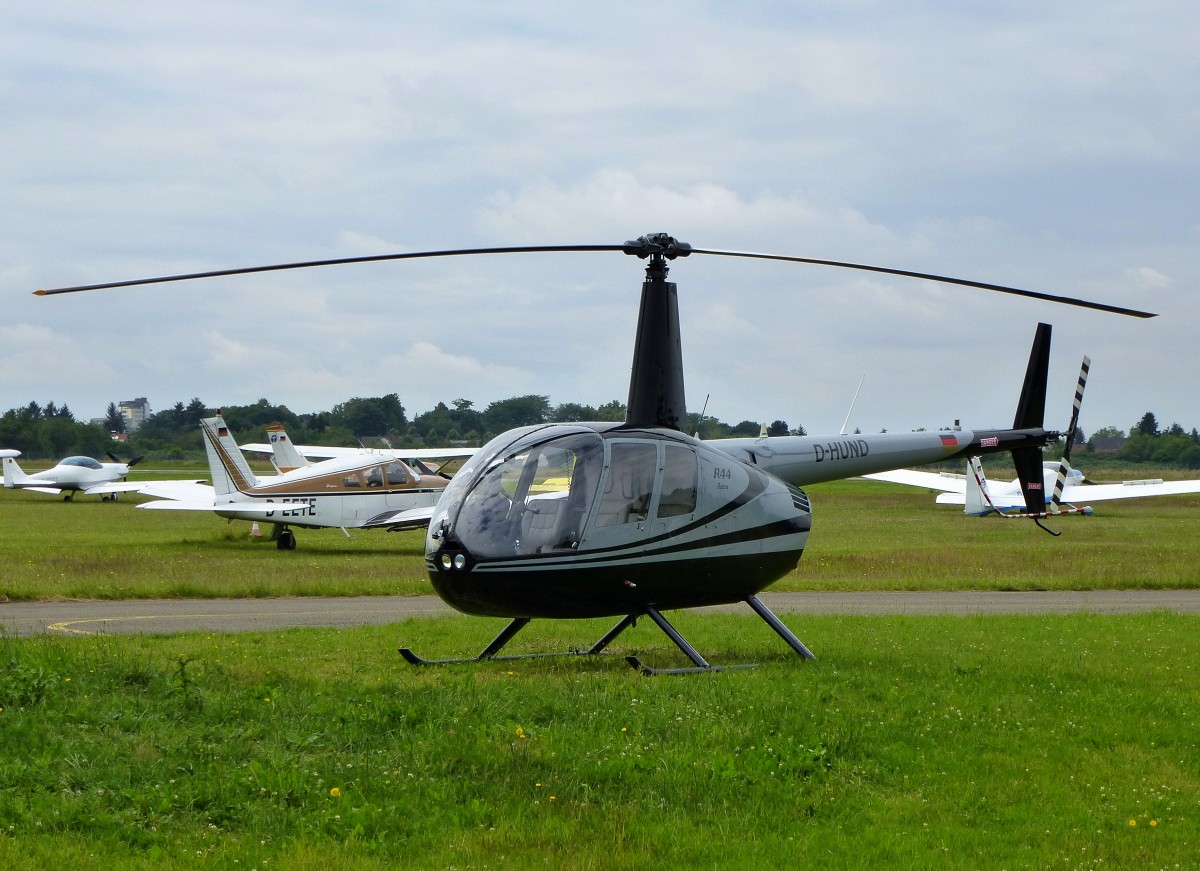 Robinson R44, Kennung D-HUND am Flugplatz Freiburg, der US-amerikanische Helikopter ist der meistverkaufte weltweit, Erstflug 1990, 6-Zyl.Boxer-Motor mit 8.800ccm und 263PS, Vmax.240Km/h, Reichweite 650Km, Juni 2015