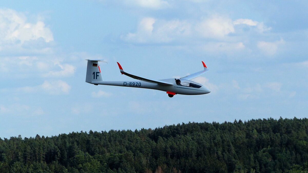 Rolladen Schneider LS-1, D-8920 im Endanflug auf die Piste 25 in Coburg Steinrücken (EDQY) am 16.7.2022