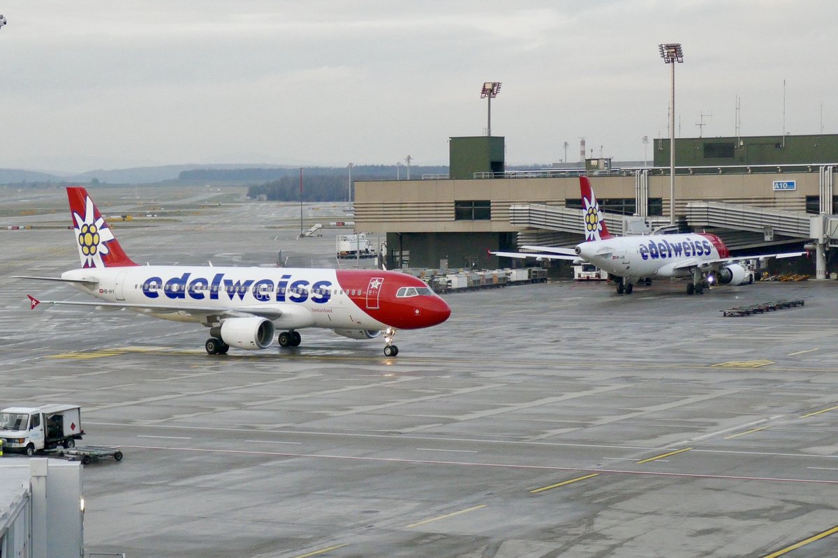 Rollender Edelweiss A320-214 HB-IHY  Blüemlisalp  trifft am Gate stehender A320-214 HB-JJK  Sorebois  am 26.1.19 in Zürich.