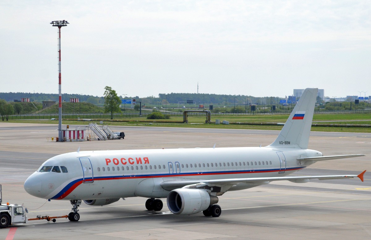 Rossiya mit Airbus A320-214 (VQ-BBM) wird gerade vom Gate auf die Position zum abfahren geschoben, 08.05.15 Flughafen Berlin-Schönefeld.  