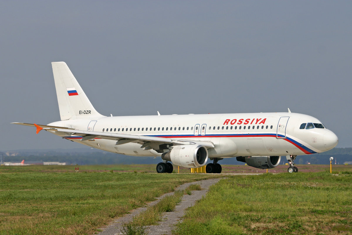Rossiya Russian Airlines, EI-DZR, Airbus A320-211, msn: 427, 12.September 2010, MXP Milano Malpensa, Italy.