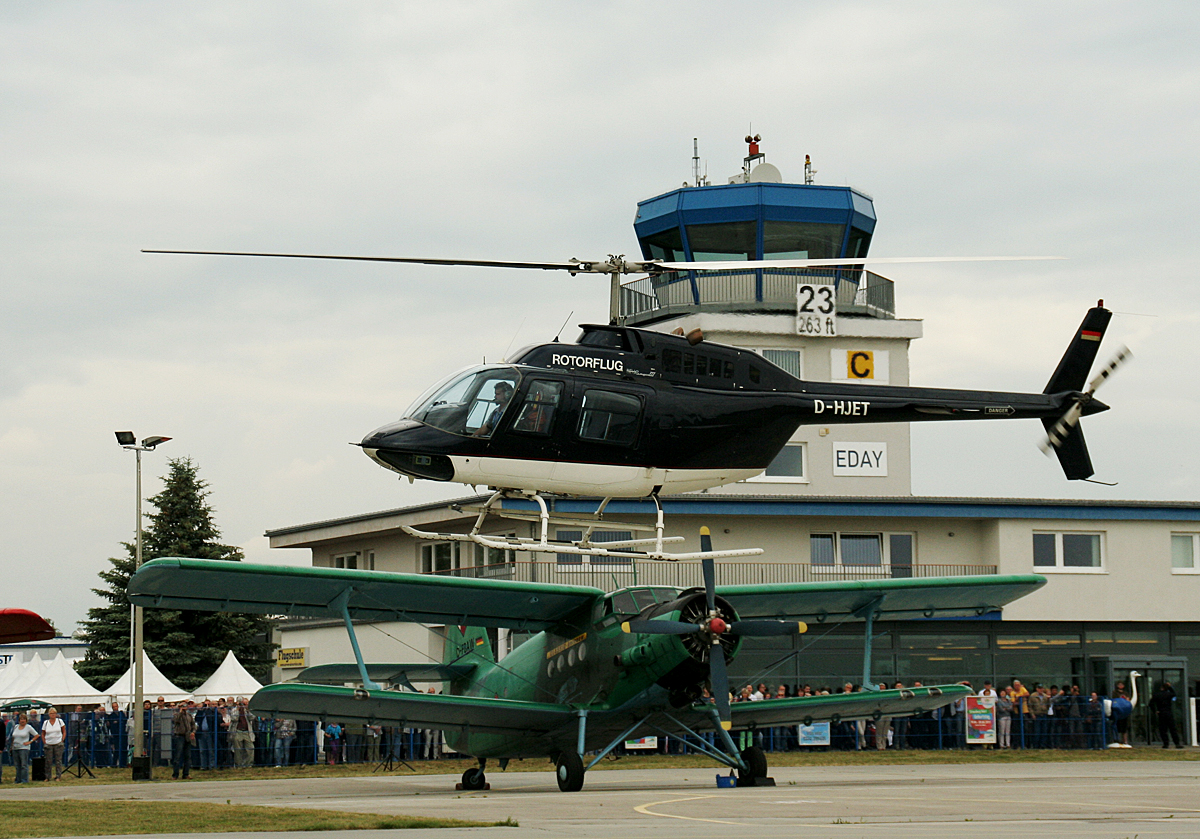 Rotorflug Bell B 206B JetRanger III D-HJET gemeinsam mit LTS Luft Taxi Service An-2T D-FBAW am 27.06.2015 auf dem Flugplatz Strausberg