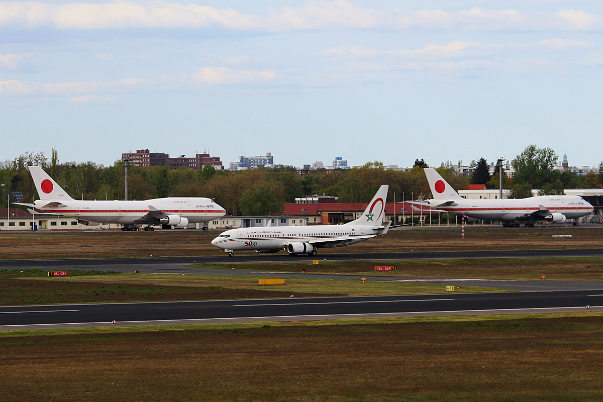 Royal Air Maroc, Boeing B 737-8B6, CN-RGN, TXL, 04.05.2016, Im Hintergrund Japan Air Force, Boeing B 747-47C, 20-1101+20-1102
