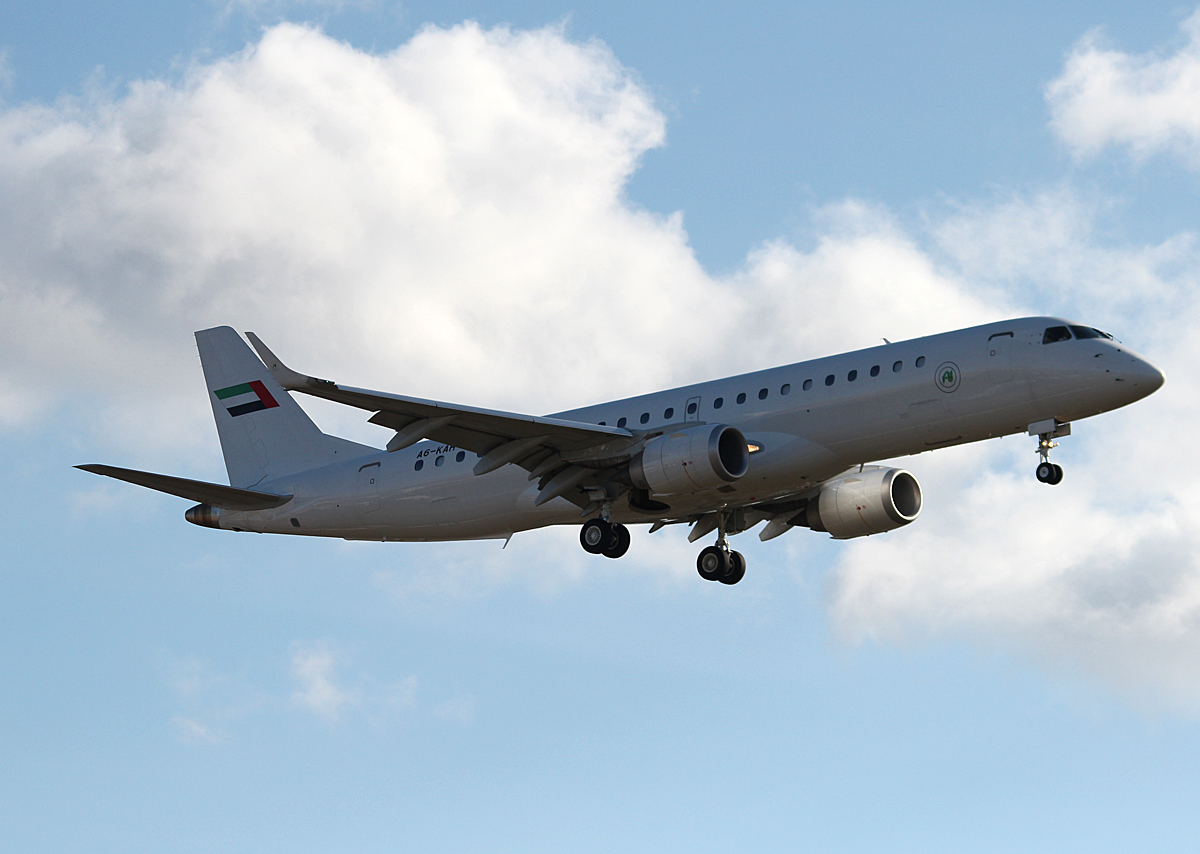 Royal Jet ERJ-190-100BJ A6-KAH bei der Landung in Berlin-Tegel am 13.02.2014