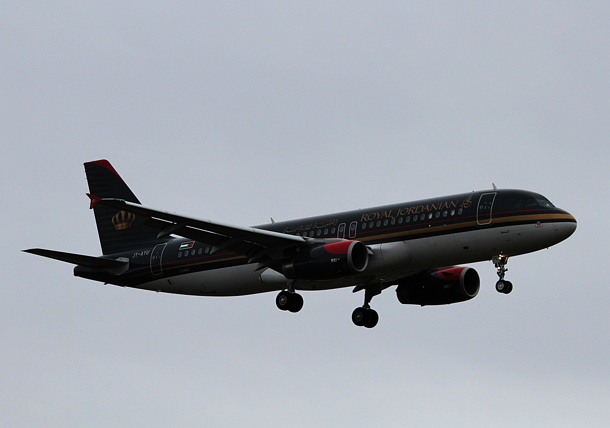 Royal Jordanian A 320-232 JY-AYU bei der Landung in Berlin-Tegel am 13.02.2014
