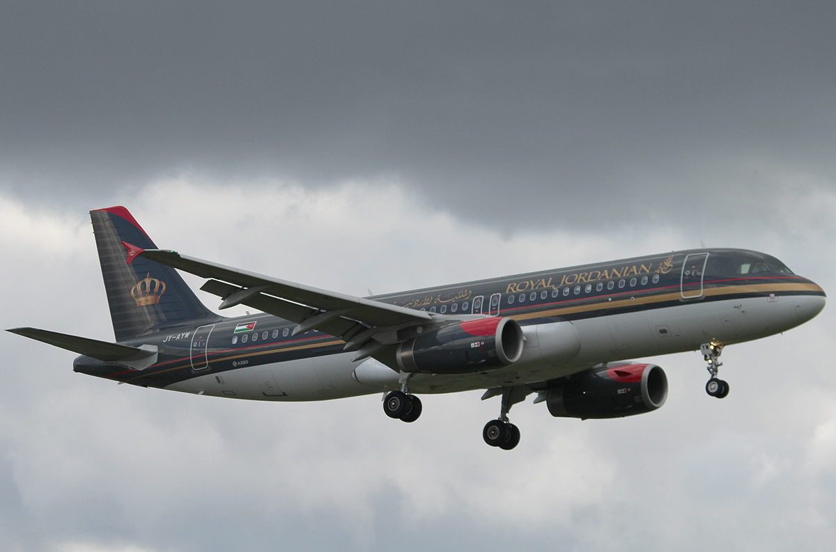 Royal Jordanian A 320-232 JY-AYW bei der Landung in Berlin-Tegel am 28.09.2013
