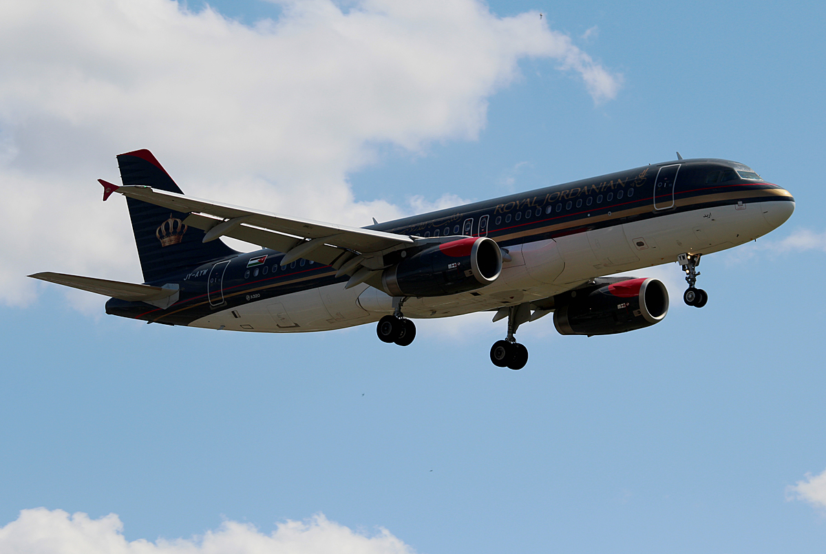 Royal Jordanian A 320-232 JY-AYW bei der Landung in Berlin-Tegel am 20.07.2015
