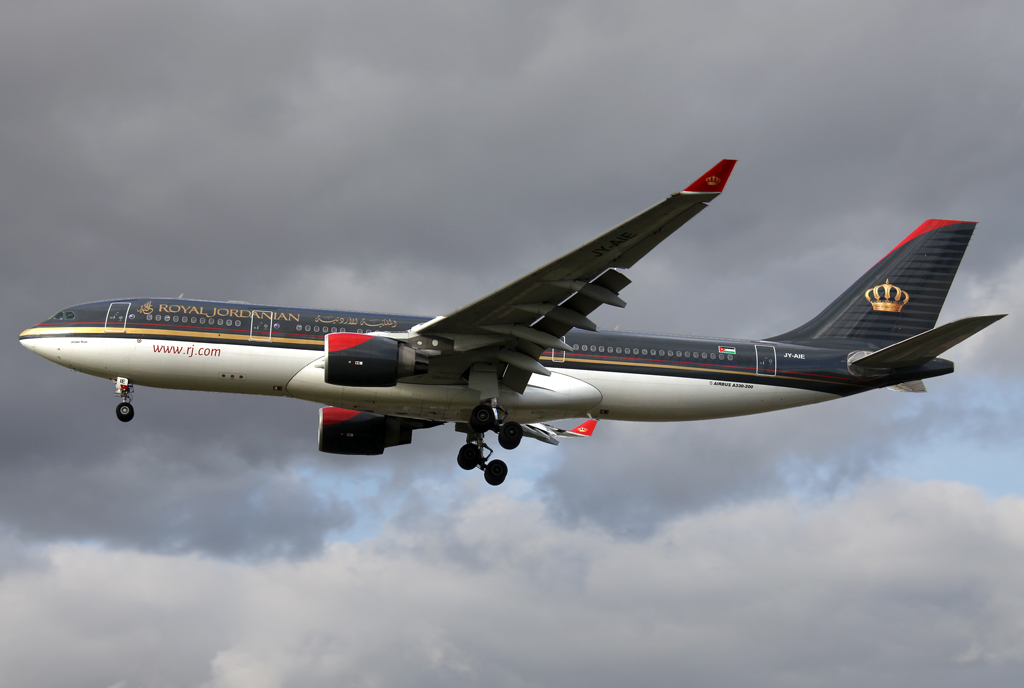 Royal Jordanian A330-200 JY-AIE im Anflug auf 27L in LHR / EGLL / London Heathrow am 22.02.2014