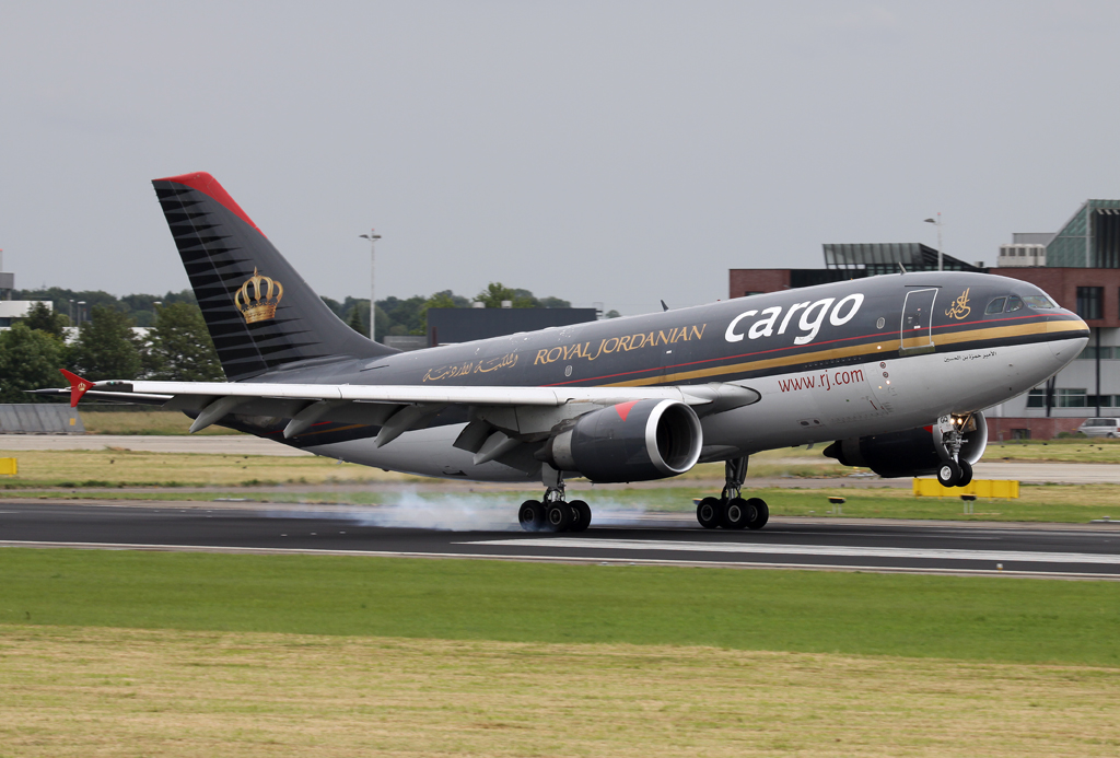 Royal Jordanian Cargo A-310F JY-AGQ beim Touchdown auf 21 in MST / EHBK / Maastricht am 04.06.2014