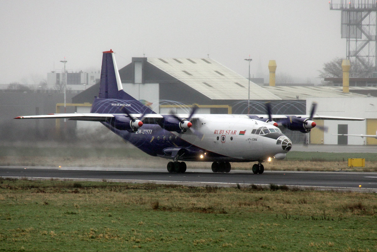 Ruby Star An-12 EW-275TI beim Takeoff auf 21 in MST / EHBK / Maastricht am 05.02.2016