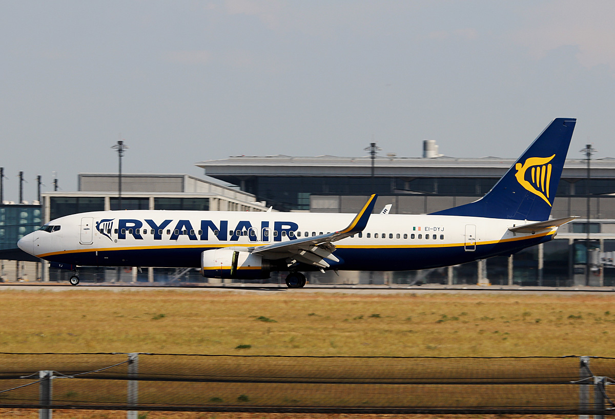 Ryanair B 737-8AS EI-DYJ bei der Landung in Berlin-Schnefeld(BER) am 06.06.2015
