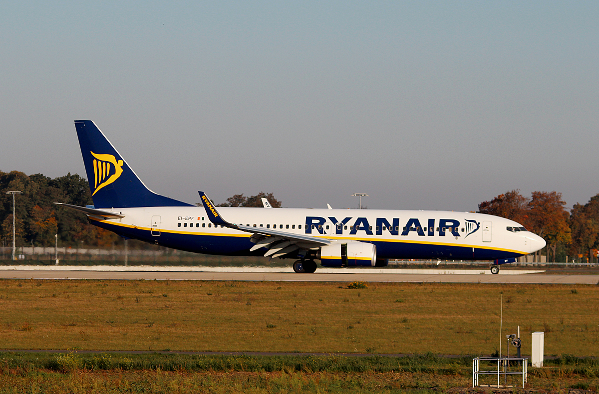Ryanair B 737-8AS EI-EPF nach der Landung in Berlin-Schnefeld(BER) am 11.10.2015