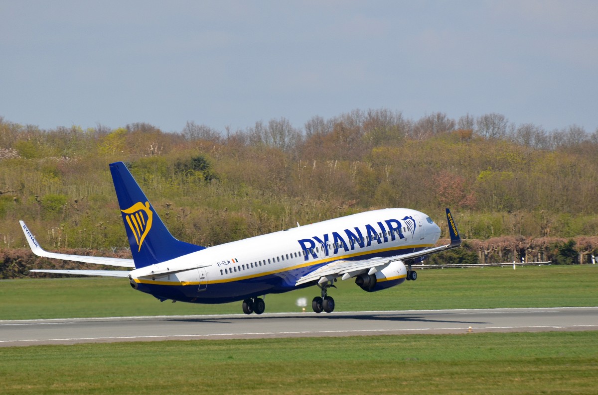 Ryanair Boeing 737-800 EI-DLW am 19.04.15 beim Start in Hamburg Fuhlsbüttel.