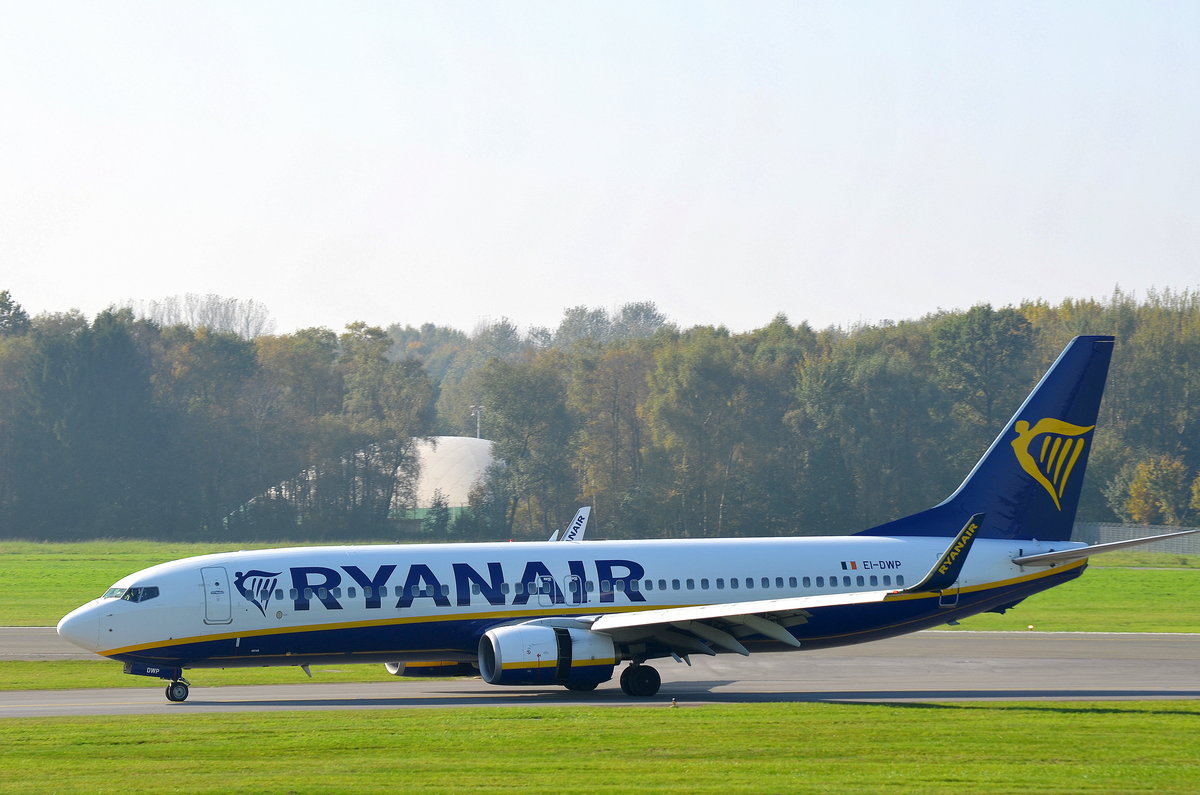 Ryanair Boeing 737-800 EI-DWP am 15.10.17 nach der Landung auf dem Airport Hamburg Helmut Schmidt.