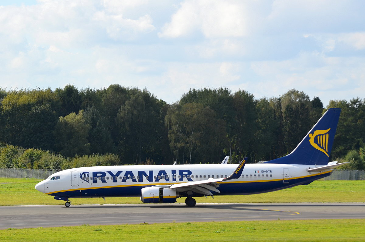 Ryanair Boeing 737-800 EI-DYR in Hamburg Fuhlsbüttel am 02.10.16
