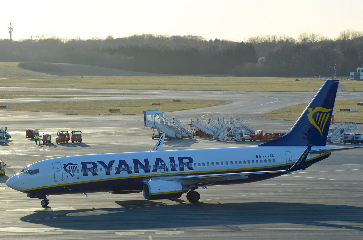 Ryanair Boeing 737-800 EI-EFC in Hamburg Fuhlsbüttel aufgenommmen am 20.03.18