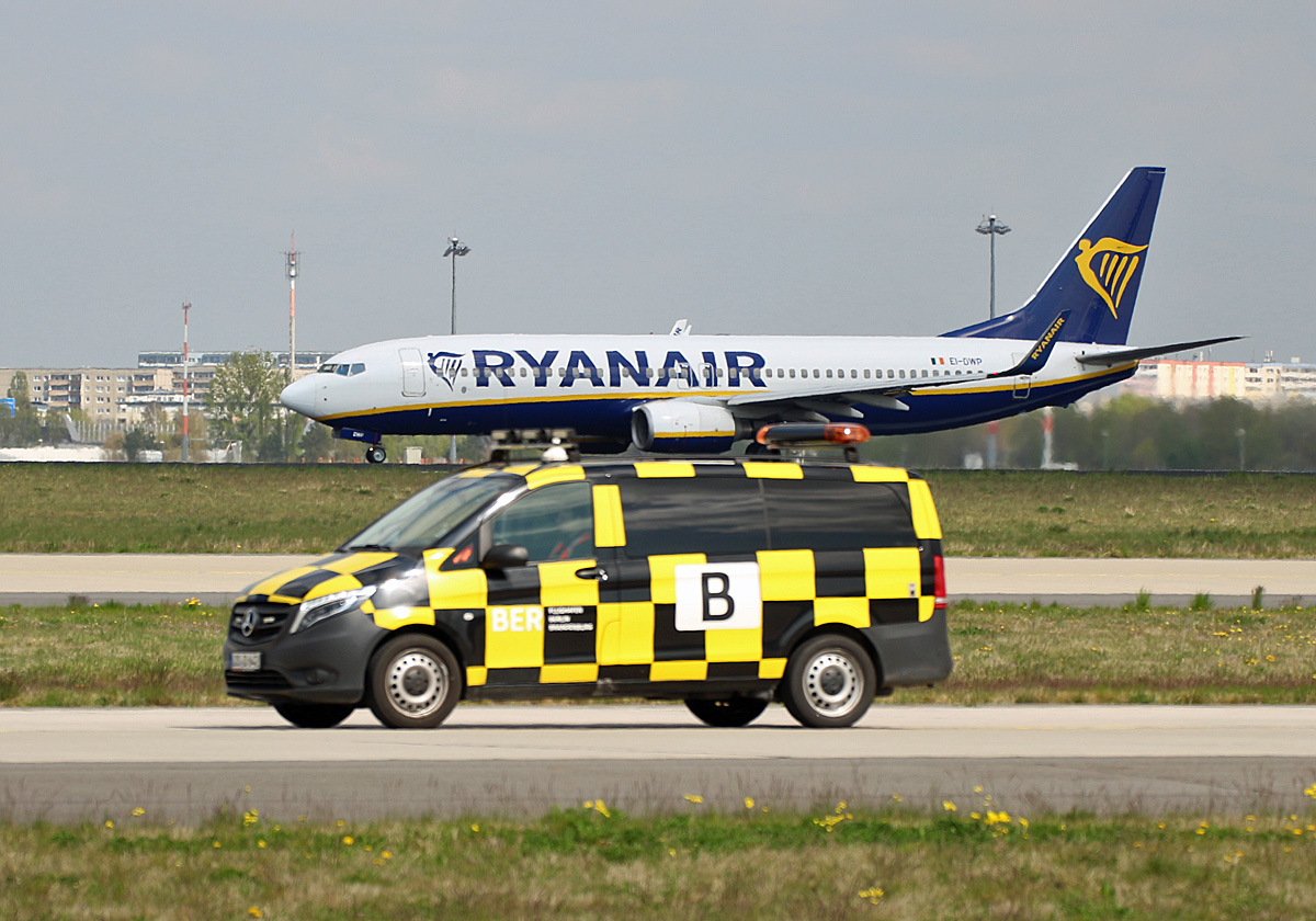 Ryanair, Boeing B 737-8AS, EI-DWP, BER Spottertour, 28.04.2022