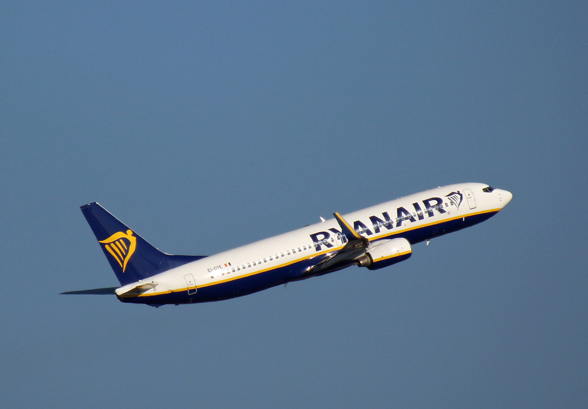 Ryanair, Boeing B 737-8AS, EI-DYE, BER, 05.03.2022